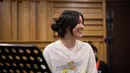 Gaya candid juga diperlihatkan pelantun Lebih dari Egoku saat di sesi latihan jelang konser. Foto candid ini memperlihatkan paras cantik Mawar De Jongh dari samping dan tersenyum manis. Mawaries, sebutan fans Mawar semakin ngefans saja. (Liputan6.com/IG/@mawar_eva)