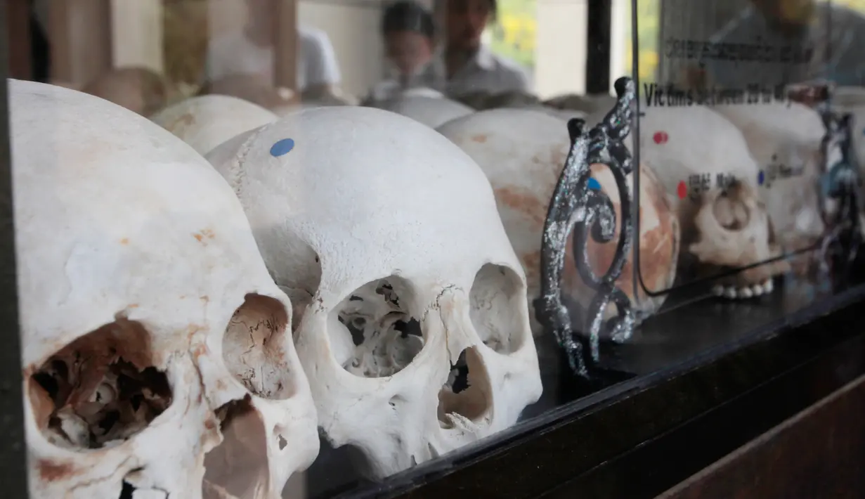 Ratusan tengkorak manusia dan tulang korban rezim Khmer Merah yang diabadikan di Choeung Ek memorial, Kamboja (17/4). Khmer Merah adalah sayap militer Partai Komunis Kamboja yang beraliran Maois. (AP Photo/Heng Sinith)