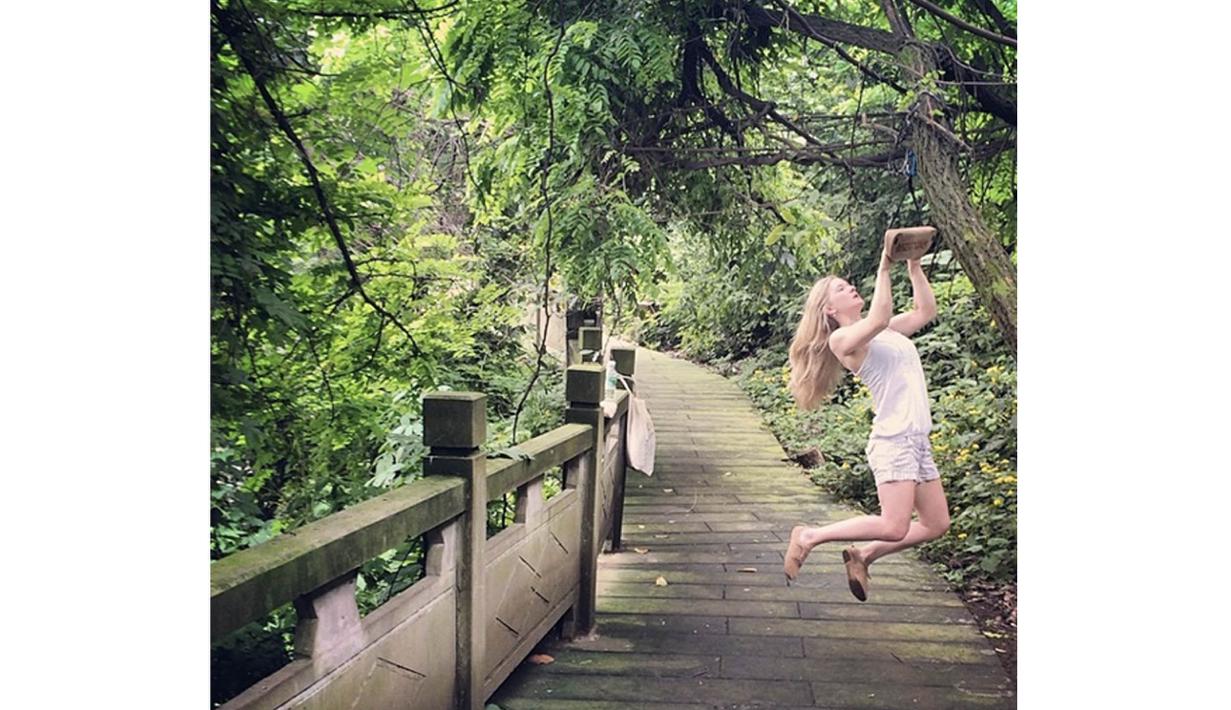 Selama menekuni olah raga panjat tebing, Shauna Coxsey, telah mengoleksi berbagai penghargaan, salah satunya adalah medali perak kejuaraan IFSC Climbing World Cup 2014. (Bola.com/Instagram/Shaunacoxsey)