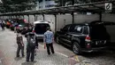 Sejumlah mobil yang akan dilelang terparkir di halaman Gedung KPK lama, Jakarta, Senin (20/11). Kendaraan mewah milik terpidana korupsi tersebut akan dilelang KPK 24 November 2017. (Liputan6.com/Faizal Fanani)