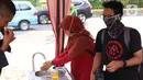 Pengunjung mencuci tangan saat hari pertama pembukaan kembali pusat kuliner Thamrin 10, Jakarta, Selasa (16/6/2020). Pemprov DKI pada minggu ketiga penerapan PSBB transisi membuka kembali operasional 80 pusat perbelanjaan dengan menerapkan standar protokol kesehatan. (Liputan6.com/Angga Yuniar)