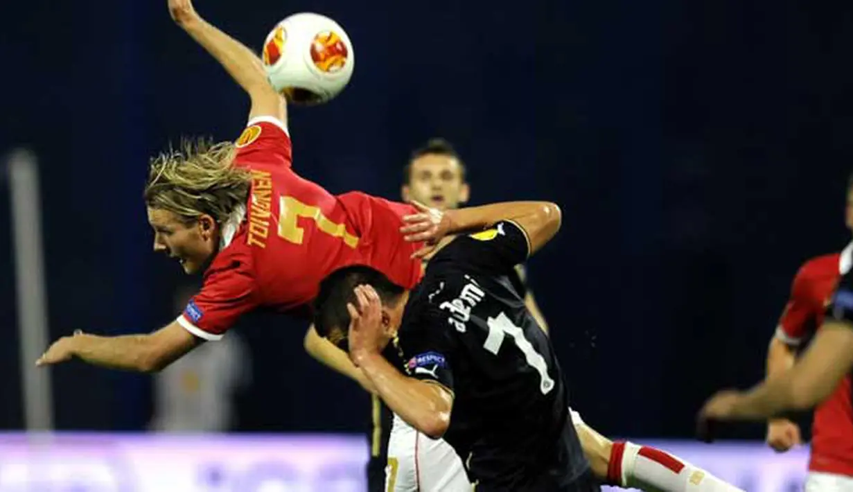 Duel keras terjadi antara Ola Toivonen (kiri) PSV Eindhoven dengan pemain FC Dinamo Zagreb Arijan Ademi pada Liga Eropa Grup B pertandingan sepak bola antara FC Dinamo Zagreb vs PSV Eindhoven di stadion Maksimir, Zagreb (24/10/13) (AFP/Stringer)