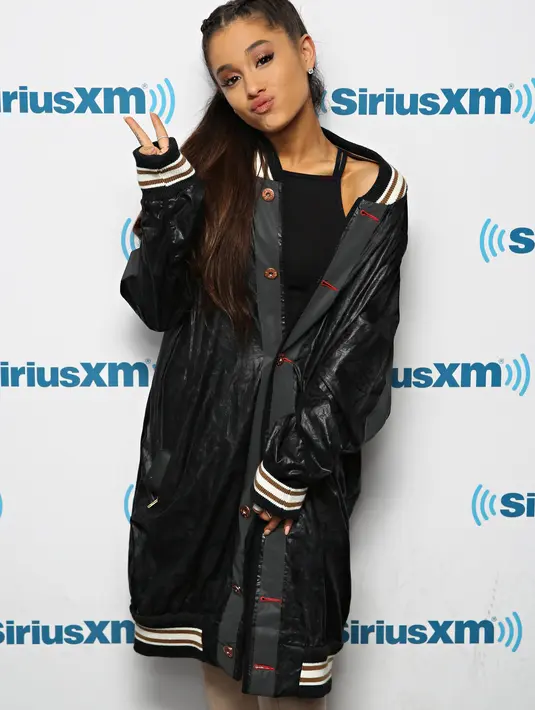 Sosok manis Ariana Grande adalah sebuah topeng semata. Pasalnya, perilaku artis ini tak sepadan dengan wajahnya. Ariana enggan berikan tanda tangan fansnya. Bahkan ia menyuruh pihak E!News untuk membayar mahal ketika ia sedang wawancara. (AFP/Bintang.com)