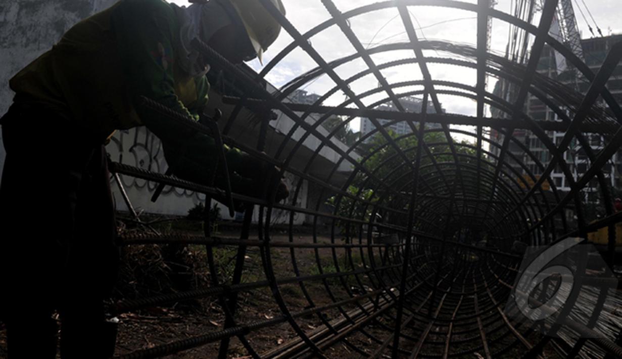 pekerja melakukan pekerjaan pembangunan jalan layang permata hijau, Jakarta, Senin (2/3/2015). Pembangunan yang menghabiskan APBD DKI 2015 sebesar Rp 131 miliar di targetkan selesai akhir 2015. (Liputan6.com/Johan Tallo)(Liputan6.com/Johan Tallo)