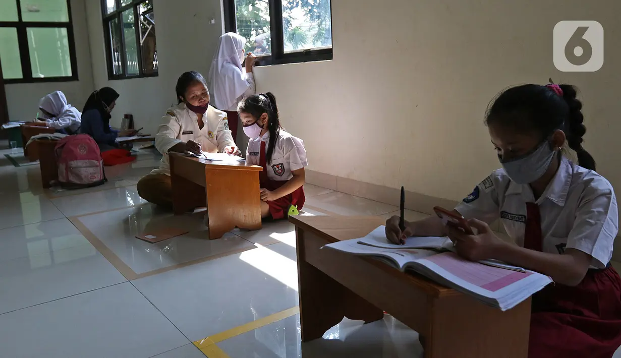 Sejumlah siswa belajar di Aula Kelurahan Jatirahayu, Bekasi, Jawa Barat, Rabu (29/7/2020). Pemerintah Kota Bekasi melalui Kelurahan Jatirahayu menyediakan fasilitas wifi gratis bagi siswa yang terkendala kuota internet dalam kegiatan belajar secara daring. (Liputan6.com/Herman Zakharia)