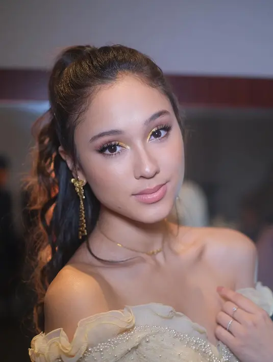 Yasmin Napper tokoh utama wanita di film Satria Dewa: Gatotkaca ini beradu akting dengan Rizky Nazar, Omar Daniel, dan Yayan Ruhiyan. (Instagram/yasminnapper)