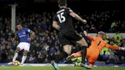Aksi pemain Everton, Theo Walcott melepaskan tembakan ke gawang Leicester City pada lanjutan Premier League pekan ke-25 di Goodison Park, Liverpool (1/2/2018). Everton menang 2-0. (Nick Potts/PA via AP)