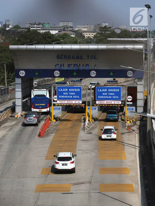 Antrean kendaraan di Gerbang Tol Ciledug I, Jakarta, Senin (18/6). Tarif Tol JORR yang baru untuk golongan II dan III nantinya dikenai tarif Rp 22.500 dari sebelumnya Rp 11.500. (Liputan6.com/Angga Yuniar)