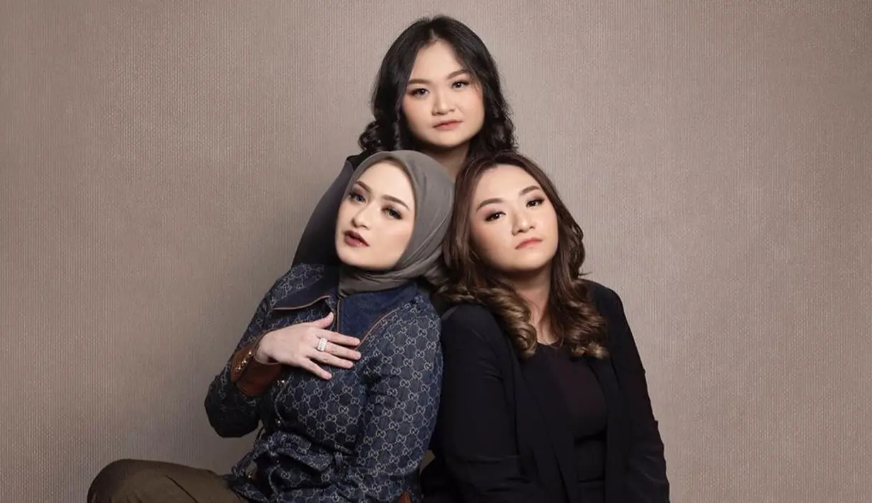 Dengan konsep misterius, ketiganya tampil stylish dengan gaya masing-masing. Nathalie memakai baju berwarna navy dengan hijab coklat cedar. Sedangkan Tasya dan Nadya memakai outfit serba hitam. (Liputan6.com/IG/@tasyaholscher)
