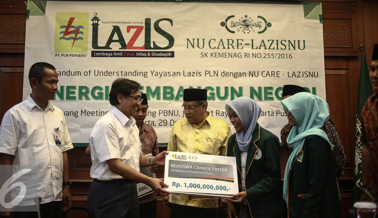 Direksi PLN Amir Rosidin mewakili Yayasan PLN memberikan Beasiswa Cahaya Pintar untuk 50 Mahasiswa Nahdhatul Ulama dalam acara penandatangan MoU di Gedung PBNU, Jakarta, Kamis (29/12). (Liputan6.com/Faizal Fanani)