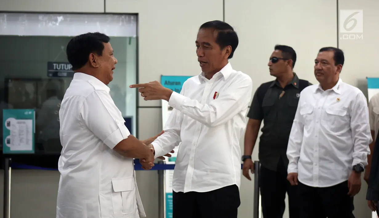Presiden terpilih Joko Widodo atau Jokowi (kanan) bersalaman dengan Ketua Umum Partai Gerindra Prabowo Subianto saat bertemu di Stasiun MRT Lebak Bulus, Jakarta, Sabtu (13/7/2019). Jokowi mengaku akan merundingkan soal koalisi dengan Prabowo dan para partai pendukung. (Liputan6.com/JohanTallo)