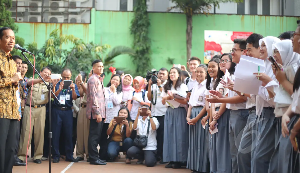 Presiden Joko Widodo (Jokowi) memberikan pesan kepada para siswa saat meninjau pelaksanaan Ujian Nasional (UN) di SMA Negeri 2 Jakarta, Selasa (14/4/2015). (Liputan6.com/Faizal Fanani)