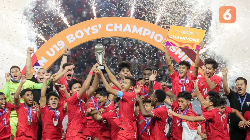 Foto: Selebrasi Kemenangan Timnas Indonesia U-19 dengan Trofi Juara Piala AFF U-19 2024