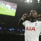 Bek Tottenham Hotspur, Serge Aurier berselebrasi usai mencetak gol ke gawang Olympiakos pada pertandingan Grup B Liga Champions di Stadion Tottenham Hotspur di London utara (26/11/2019). Tottenham menang telak 4-2 atas Olympiakos. (AP Photo/Matt Dunham)