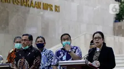 Ketua DPR Puan Maharani bersama Ketua BPK RI Agung Firman Sampurna memberikan keterangan pers usai menggelar pertemuan di kompleks Parlemen, Jakarta, Selasa (30/6/2020). DPR meminta BPK untuk mengawasi pengelolaan anggaran pemerintah untuk penanganan Covid-19. (Liputan6.com/Johan Tallo)