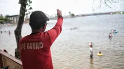 Penjaga pantai berjaga di Beach Pool Ancol, Jakarta, Selasa (25/12). Pasangnya air laut dan cuaca buruk mengakibatkan pantai Ancol sepi pengunjung saat libur Natal 2018. (Liputan6.com/Faizal Fanani)