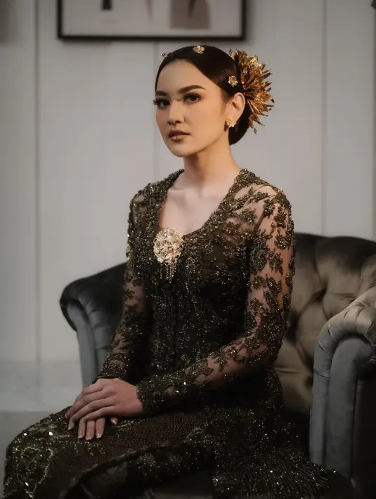 Lihat kebaya hijau pilihan Mahalini saat lamaran dengan Rizky Febian. Anggun dengan padu padan kain batik yang juga bernuansa kehijauan yang serasi. [Foto: Instagram/mahaliniraharja]