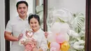 Anaknya genap satu bulan, kebahagiaan terpancar jelas di wajah Gritte Agatha dan Arif Hidayat. Pasangan yang menikah pada tahun 2023 ini selaras mengenakan busana warna putih. Baby Agatha makin menggemaskan dengan mengenakan bando dan sepatu bentuk pita. Pamer ekspresi datar ketika berfoto, Baby Agatha yang makin lucu membuat netizen ingin mencubitnya. (Liputan6.com/IG/@gritteagathaa)