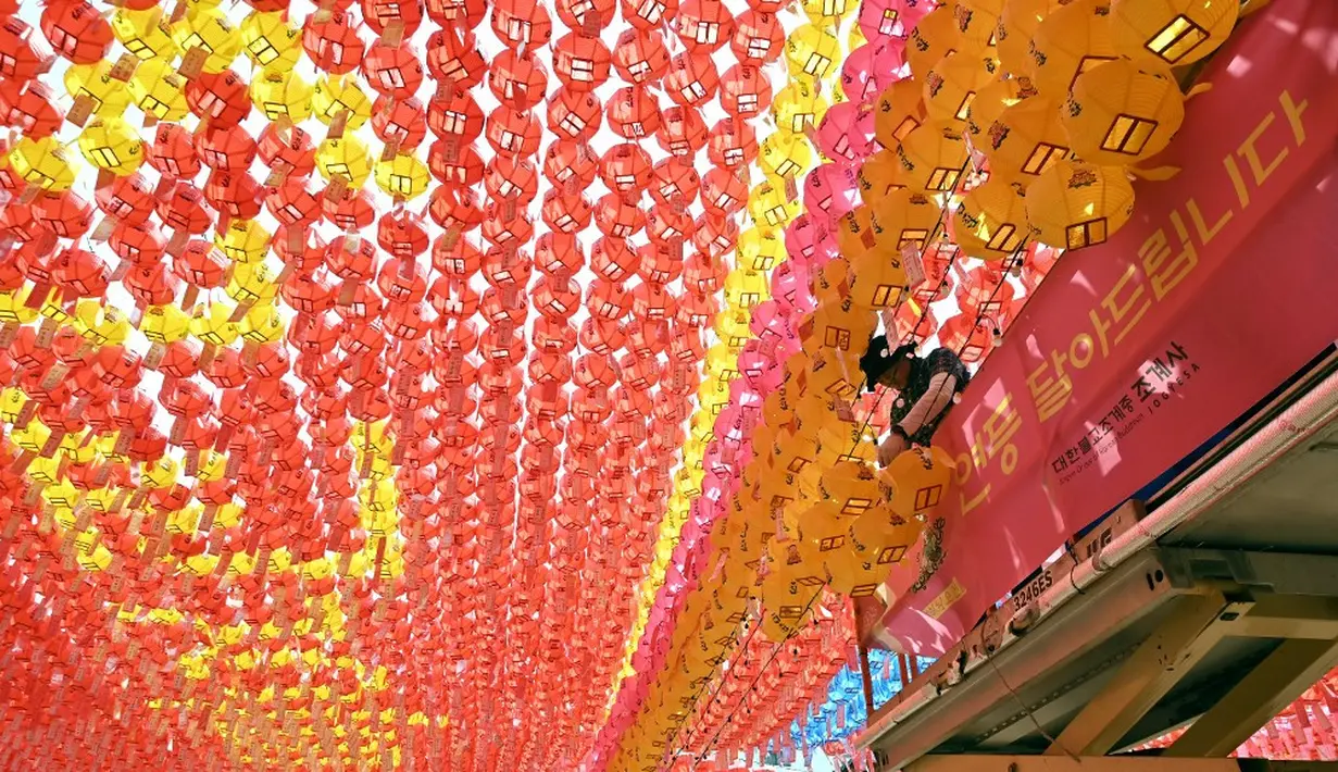 <p>Meskipun ulang tahun resmi Buddha tidak diketahui, di Korea Selatan secara tradisional dirayakan pada bulan purnama pertama bulan Mei yang jatuh pada tanggal 27 Mei 2023. (Jung Yeon-je/AFP)</p>