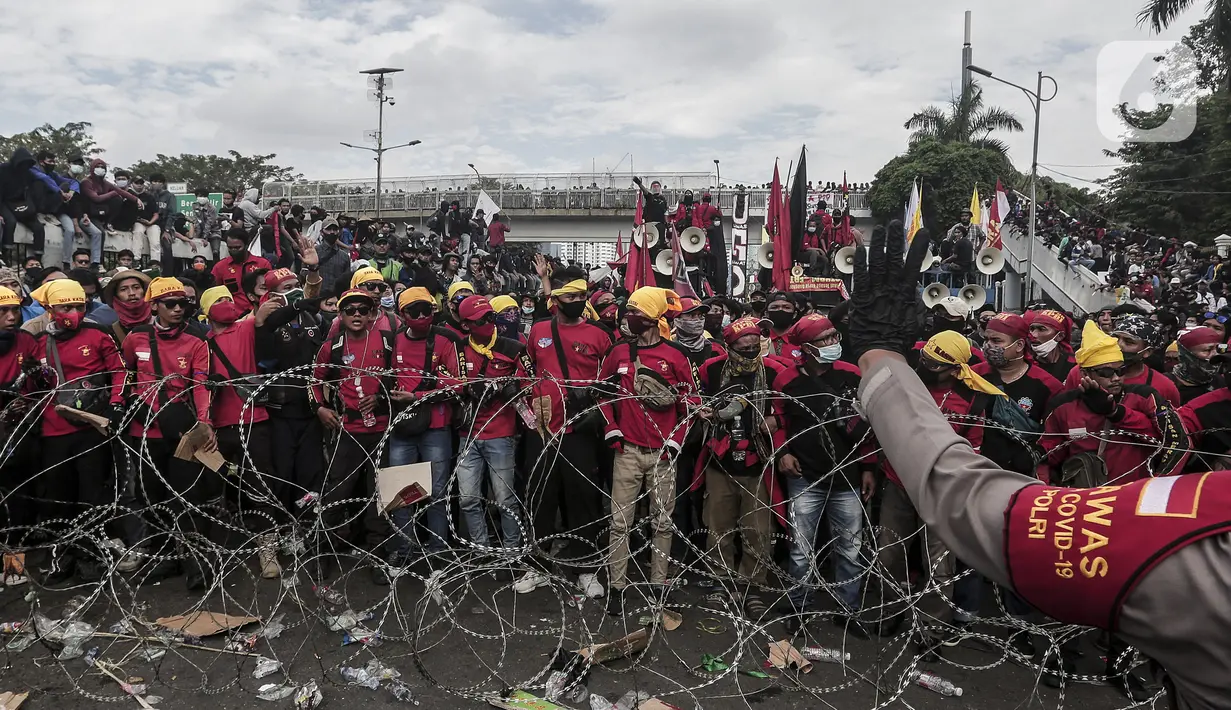 Mahasiswa dan elemen buruh melakukan aksi di depan Gedung DPR/MPR/DPD, Jakarta, Kamis (16/7/2020). Dalam aksinya, mereka menolak pengesahan RUU Cipta Kerja atau Omnibus Law yang saat ini sedang dibahas DPR bersama pemerintah. (Liputan6.com/Johan Tallo)