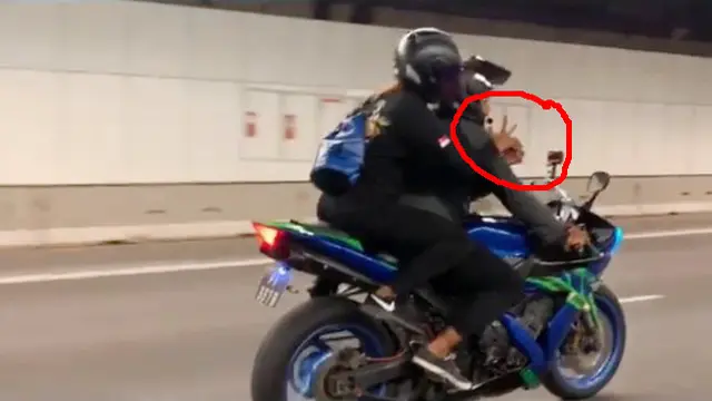 Datangkan Geng Motor, Begini Momen Romantis Pria Lamar Pacarnya Sambil Berkendara