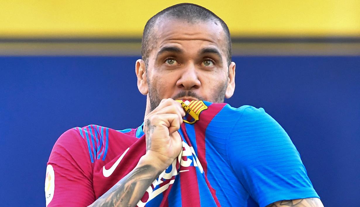 Dani Alves - Kondisi Barcelona yang sedang terpuruk membuat bek tangguh asal Brasil ini terpanggil hatinya untuk kembali ke Camp Nou. Pemain yang berstatus sebagai pesepak bola tersukses dengan koleksi 45 gelar ini dikabarkan hanya menerima upah 1 euro atau Rp 16 ribu per pekan. (AFP/Pau Barrena)