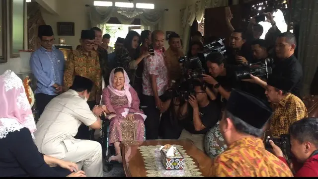 Bakal calon presiden Prabowo Subianto menyambangi kediaman istri mendiang Abdurrahman Wahid (Gus Dur) Sinta Nuriyah di Ciganjur, Jakarta Selatan. (Liputan6.com/Muhammad Radityo Priyasmoro)