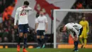 Gelandang Tottenham, Dele Alli, dan rekan-rekannya tampak kecewa usai dikalahkan Arsenal pada laga Premier League di Stadion Emirates, London, Sabtu (18/11/2017). Arsenal menang 2-0 atas Tottenham. (AFP/Daniel Leal-Olivas)