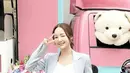 Pemain drama Korea ‘Her Private Life’ tampil anggun dengan memadukan blouse warna putih dengan blazer dan celana warna selaras. Seperti Park Minyoung satu ini. (Instagram/Rachel_mypark).