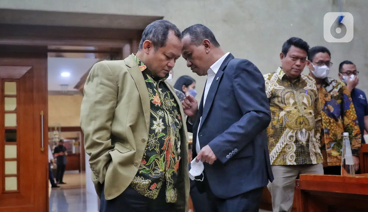 Menteri Investasi/Kepala Badan Koordinasi Penanaman Modal (BKPM) Bahlil Lahadalia (tengah kanan) berbincang dengan Wakil Ketua Komisi VI Sarmuji saat rapat kerja dengan Komisi VI DPR di Jakarta, Rabu (14/12/2022). Rapat tersebut membahas kinerja Kementerian Investasi/BKPM dan target investasi sampai Desember 2022. (Liputan6.com/Angga Yuniar)