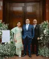 Anak Hotman Paris, Fritz Hutapea baru saja meresmikan pertunangannya dengan sang kekasih, Chen Giovani. Di acara ini, seluruh keluarga Hotman Paris terlihat kompak, termasuk ketiga anaknya yang berprofesi sebagai pengacara. [Foto: Instagram]