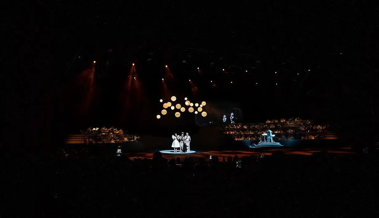 Diva pop Kris Dayanti  tampil membawakan lagu bertubi-tubi bersama kedua anaknya, Aurel Hermansyah dan Amora. [Instagram/aurelie.hermansyah]