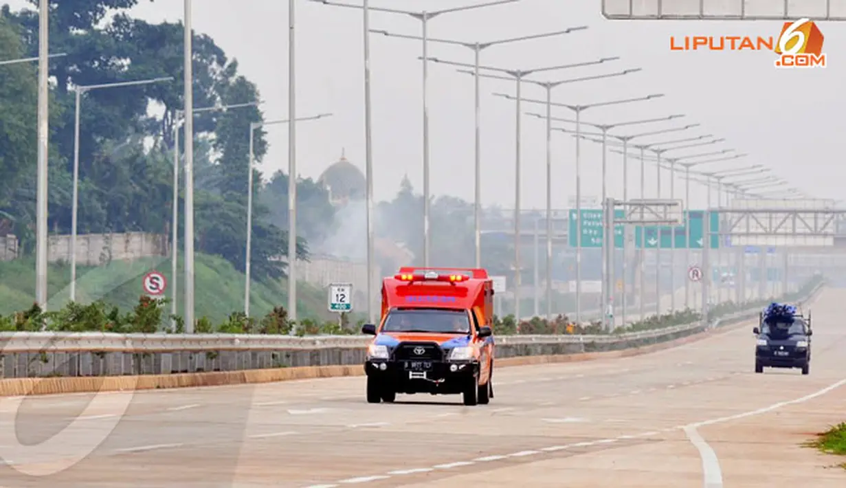 Beberapa kendaraan terlihat telah melintasi jalan tol yang rencananya akan diresmikan oleh Menteri Perhubungan dan Gubernur DKI, Jokowi (Liputan6.com/Johan Tallo)