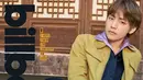 Saat menjalani pemotretan dengan Billboard, V BTS terlihat mengenakan jaket merek Bottega Veneta. Jakaet berwarna cokelat kekuningan ini berharga Rp 74 juta. (Foto: koreaboo.com)