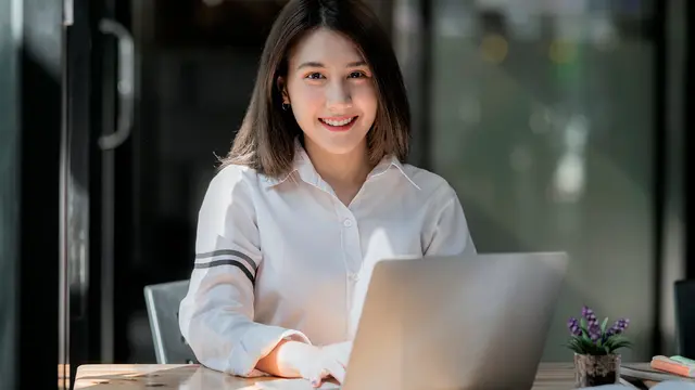 perempuan dan bekerja laptop