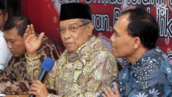 Ketua PBNU Said Aqil Siradj (kedua kanan) menjadi pembicara Diskusi Ormas Islam Se-Indonesia, di Jakarta, Sabtu (17/11). Diskusi tersebut membahas 