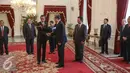 Presiden Joko Widodo mempersilahkan Ketua Parlemen Tiongkok Yu Zhengsheng memasuki Istana Merdeka, Jakarta, Senin (27/7/2015). Kedatangan Yu Zhengsheng untuk membahas investasi Tiongkok dan kerja sama di bidang kelautan. (Liputan6.com/Faizal Fanani)
