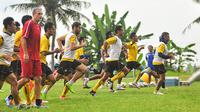 Arema hanya berlatih sekali sebelum menghadapi Bali United di laga perdana Piala Bhayangkara 2016. (Bola.com/Iwan Setiawan)