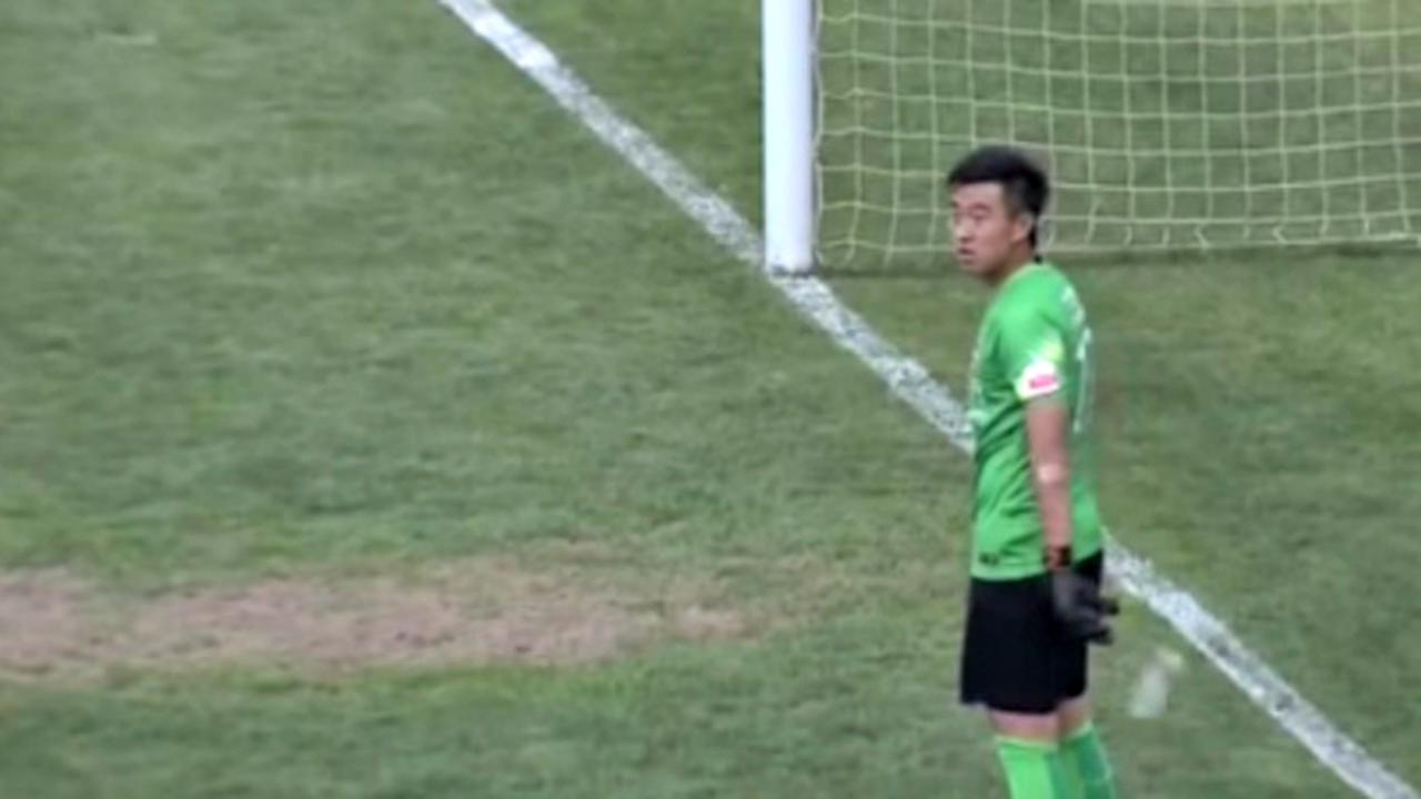 Penjaga Gawang Rehat Minum Air, Gawang Kebobolan