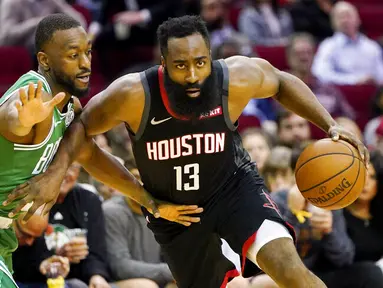 Pebasket Houston Rockets, James Harden, berusaha melewati pebasket Boston Celtics, Kemba Walker, pada laga NBA Rabu (12/2/2020). Houston Rockets menang 116-105 atas Boston Celtics. (AP/David J. Phillip)