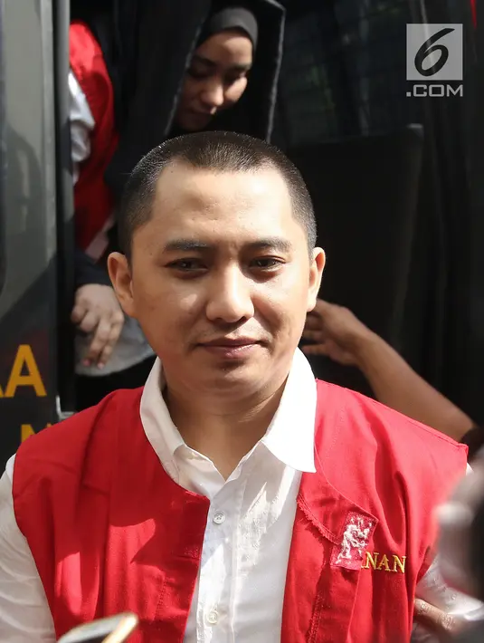 Bos First Travel, Andika Surachman tiba di Pengadilan Negeri Depok untuk menjalani sidang vonis, Rabu (30/5).  Sebelumnya Bos First Travel, Andika Surachman dan Anniesa Hasibuan dituntut 20 tahun penjara oleh JPU. (Liputan6.com/Herman Zakharia)
