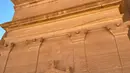 Pada potret pertama, keduanya berpose di depan situs Hegra yang menjadi Situs Warisan Dunia Unesco Pertama di Arab. Mereka tampil kompak serba monokrom. [@georginagio/@cristiano]