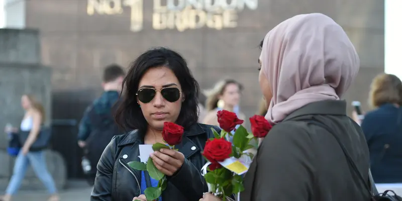 20170611-Muslim Inggris Bagikan Mawar di Jembatan London-AP