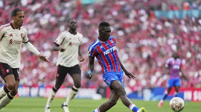 Ismaila Sarr mencetak gol di laga Community Shield antara Crystal Palace vs Liverpool di Stadion Wembley, Minggu (10/08/2025) malam WIB. (AP Photo/Dave Shopland).