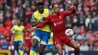 Pemain Liverpool, Virgil van Dijk (kanan) berebut bola dengan pemain Nottingham Forest, Taiwo Awoniyi pada laga pekan ke-32 Liga Inggris 2022/2023 di Anfield, Liverpool, Sabtu (22/04/2023) WIB. The Reds berhasil menang dengan skor 3-2. (AFP/Paul Ellis)