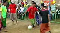 Di Kudus, Jateng, sejumlah remaja menyambut Piala Dunia 2010 dengan lomba sepakbola sarung yang diiringi musik dangdut. Pertandingan akan digelar sebulan penuh.