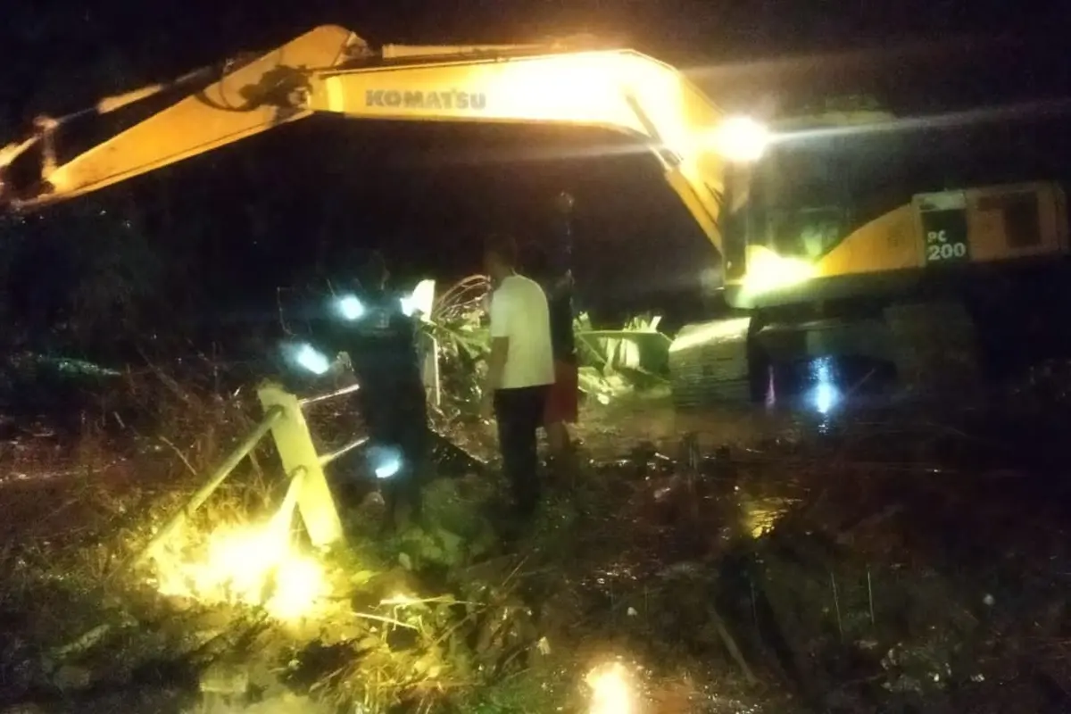 Sejumlah alat berat dikerahkan untuk membersihkan material banjir di Dusun Gunung Remuk, Ketapang, Banyuwangi (Istimewa)