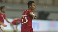 Pemain Timnas Indonesia U-23, Hansamu Yama saat melawan Suriah U-23 pada laga persahabatan di Stadion Wibawa Mukti, Bekasi, Rabu (16/11/2017). Indonesia kalah 2-3. (Bola.com/NIcklas Hanoatubun)