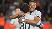 Pemain Paris Saint-Germain Kylian Mbappe dan Lionel Messi melakukan selebrasi usai mencetak gol ke gawang FC Nantes dalam pertandingan Liga Prancis, Sabtu (3/9/2022). (AFP/Jean-Francois Monier)