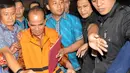 Gubernur Riau Annas Maamun hanya bisa tertunduk saat dihujani pertanyaan wartawan di Gedung KPK, Jakarta, (26/9/14). (Liputan6.com/Miftahul Hayat)